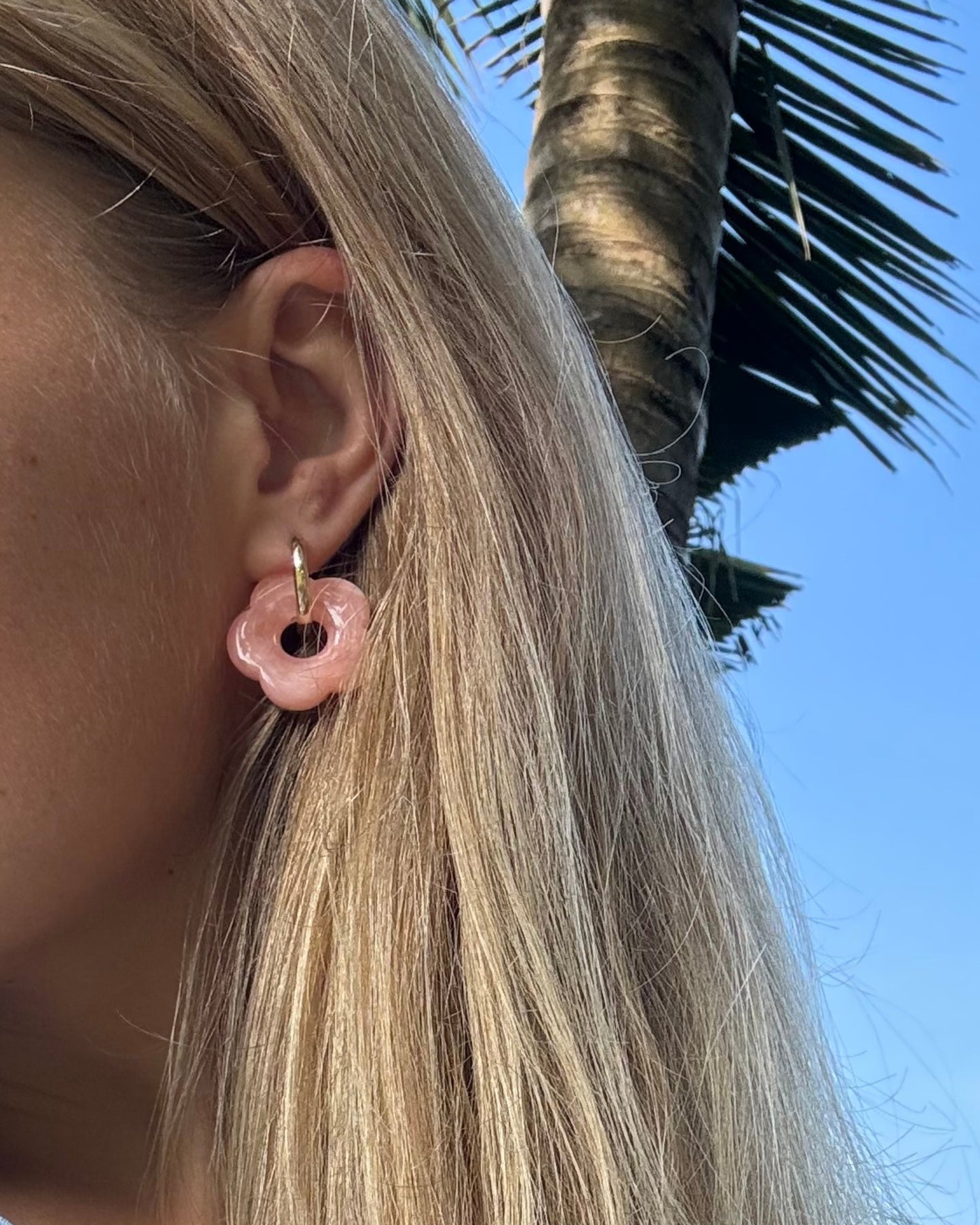 Earrings with flower pendant