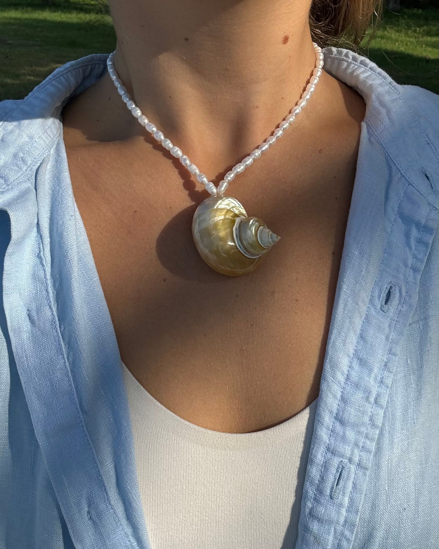 Pearl necklace with shell