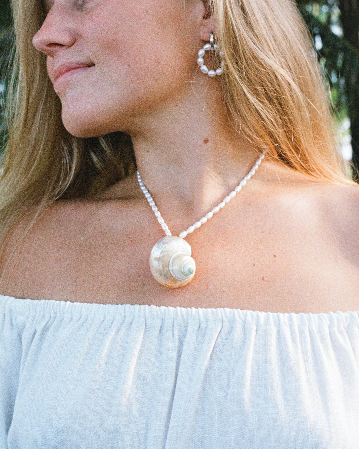Pearl necklace with shell